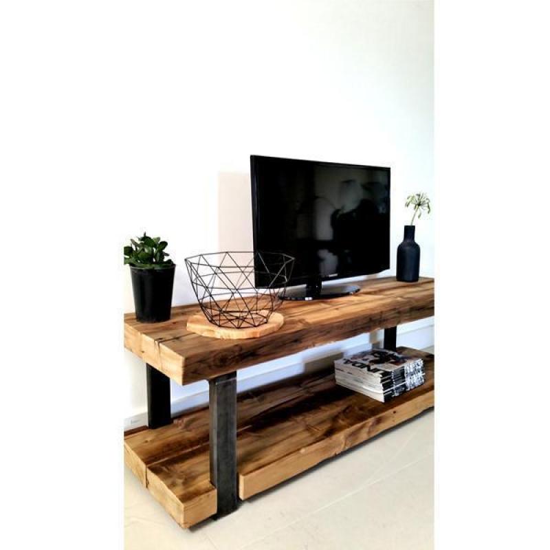 Tv-meubel Timber (oude houten balken met stalen frames)