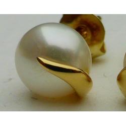 14 krt gouden oorstekers met parel in aparte zetting