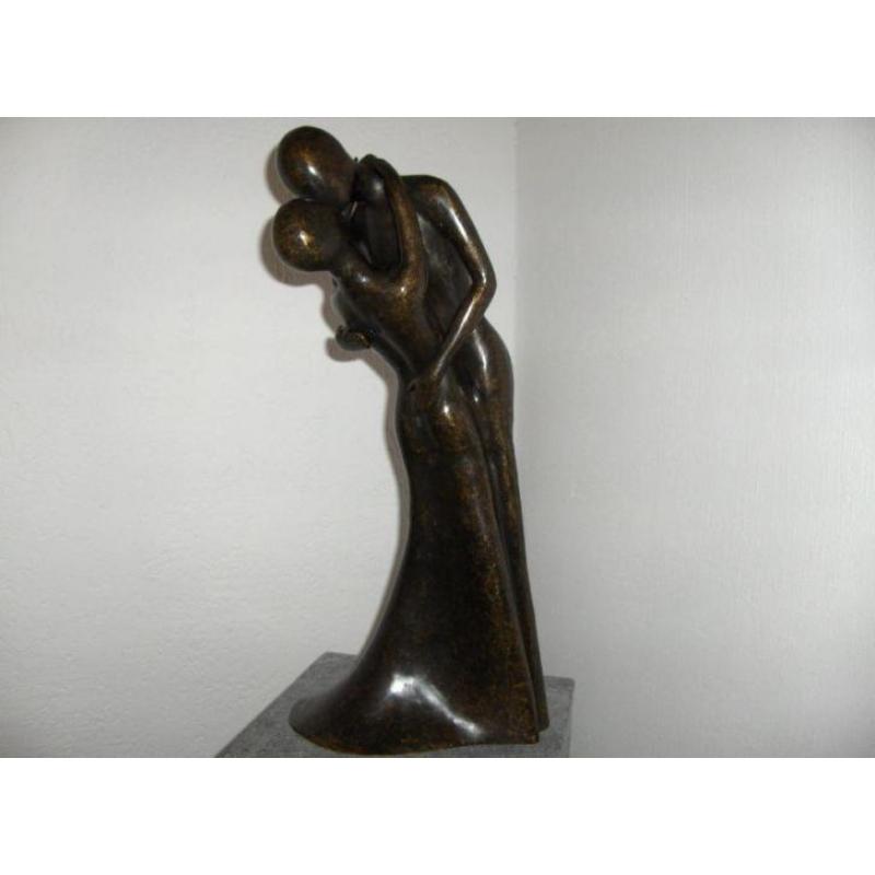 Prachtig model bronzen beeld liefdespaar als geschenk.