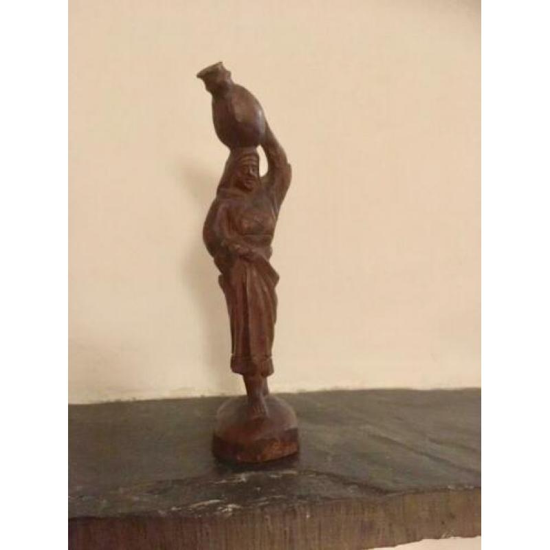 Vrouw met waterkruik, houten beeldje