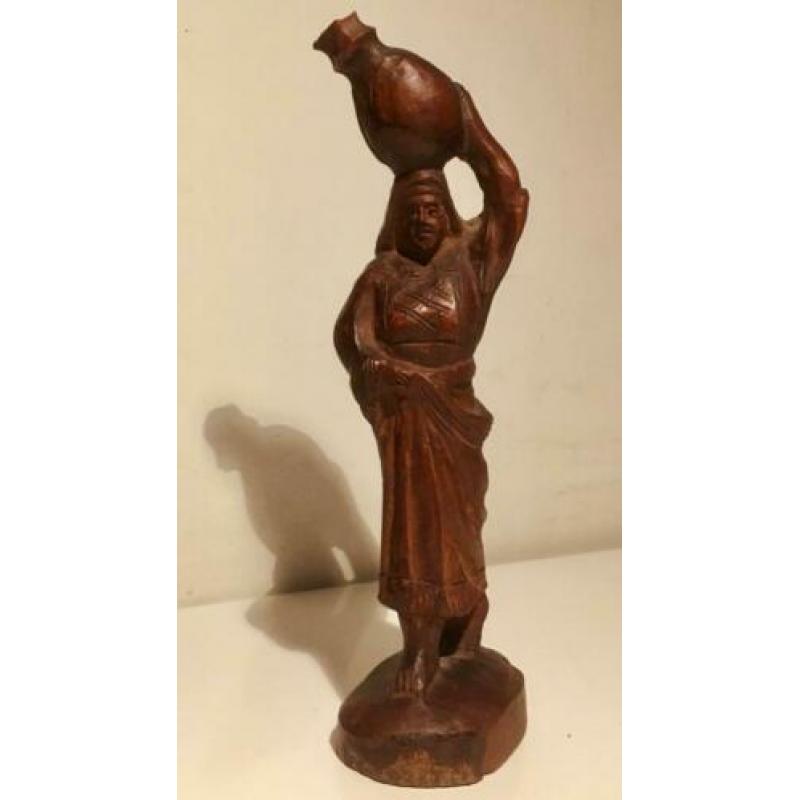Vrouw met waterkruik, houten beeldje