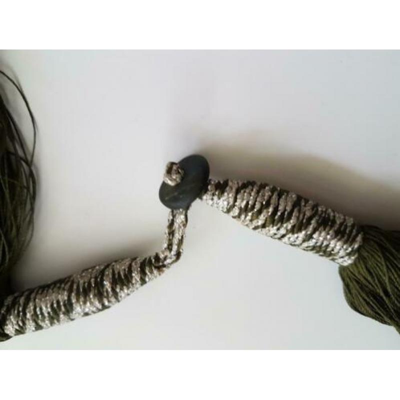 Groene ketting van draad met grote hanger met parelmoer