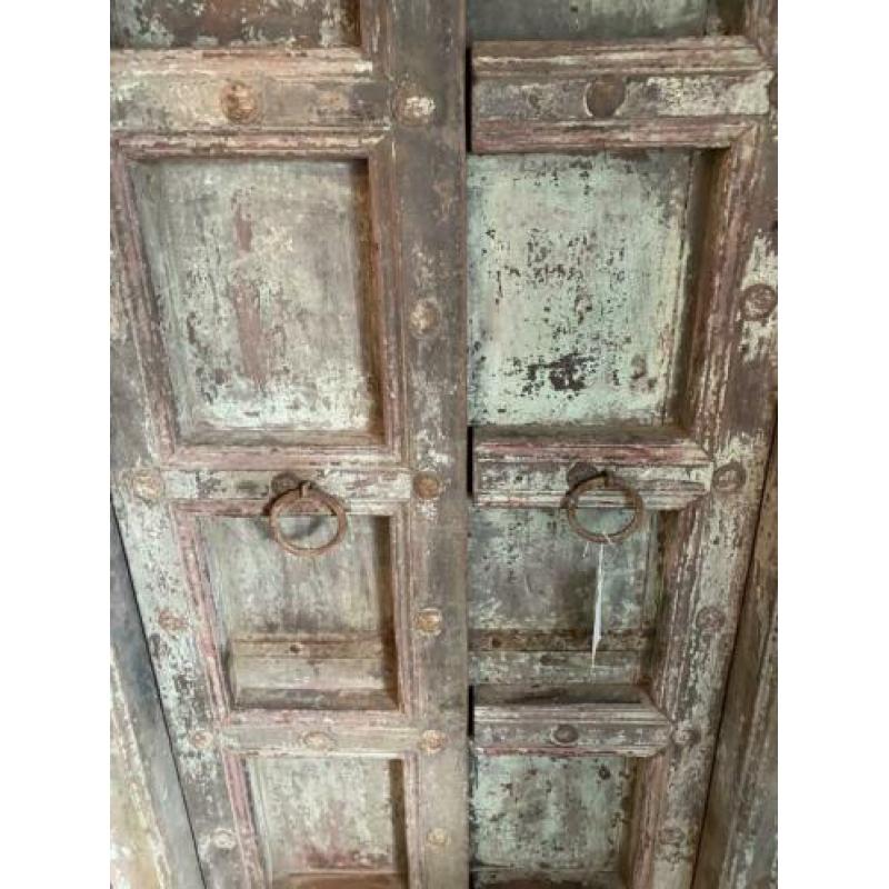 Prachtige oude houten deuren in kozijn uit India
