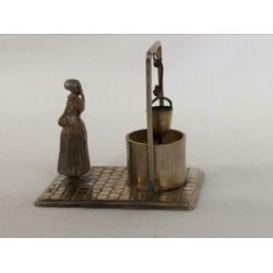 Zilveren miniatuur vrouw bij waterput, Hooijkaas