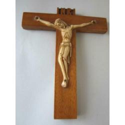Oud houten kruisje met Christusfiguur ivoorkleurig kunststof