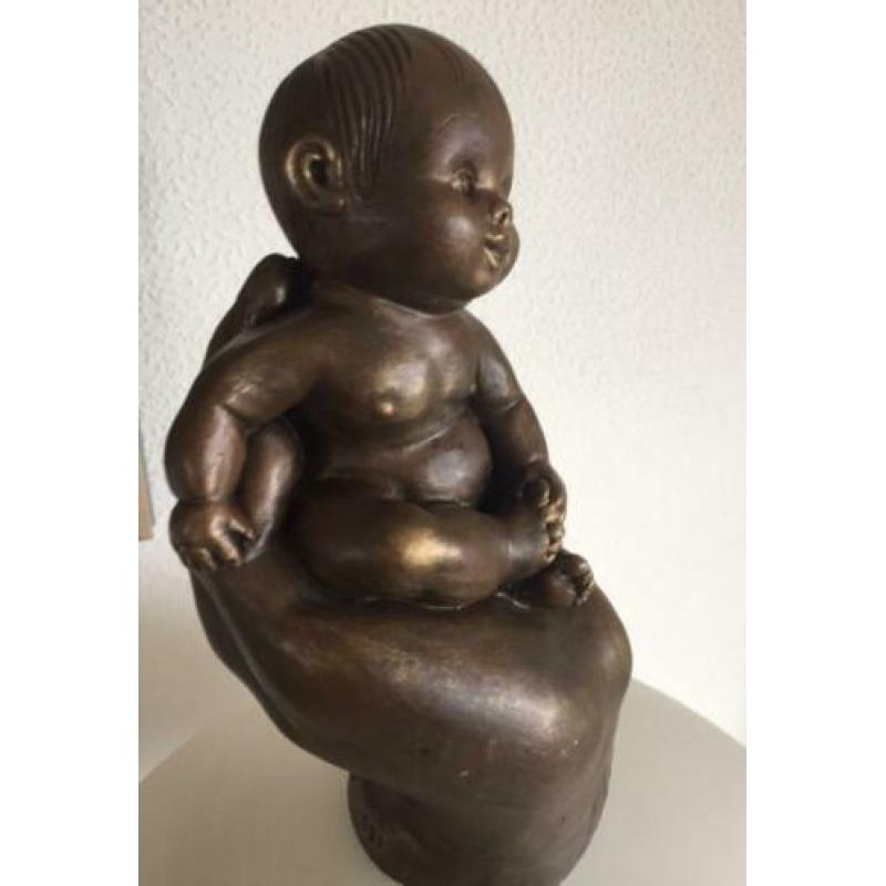 Baby in hand bronze patina gesigneerd