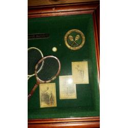 The history of the tennis racket vitrine uit jaren 50 retro