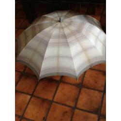 Vintage paraplu licht grijs.Is gebruikt, maar in goede staat