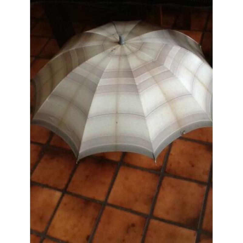 Vintage paraplu licht grijs.Is gebruikt, maar in goede staat