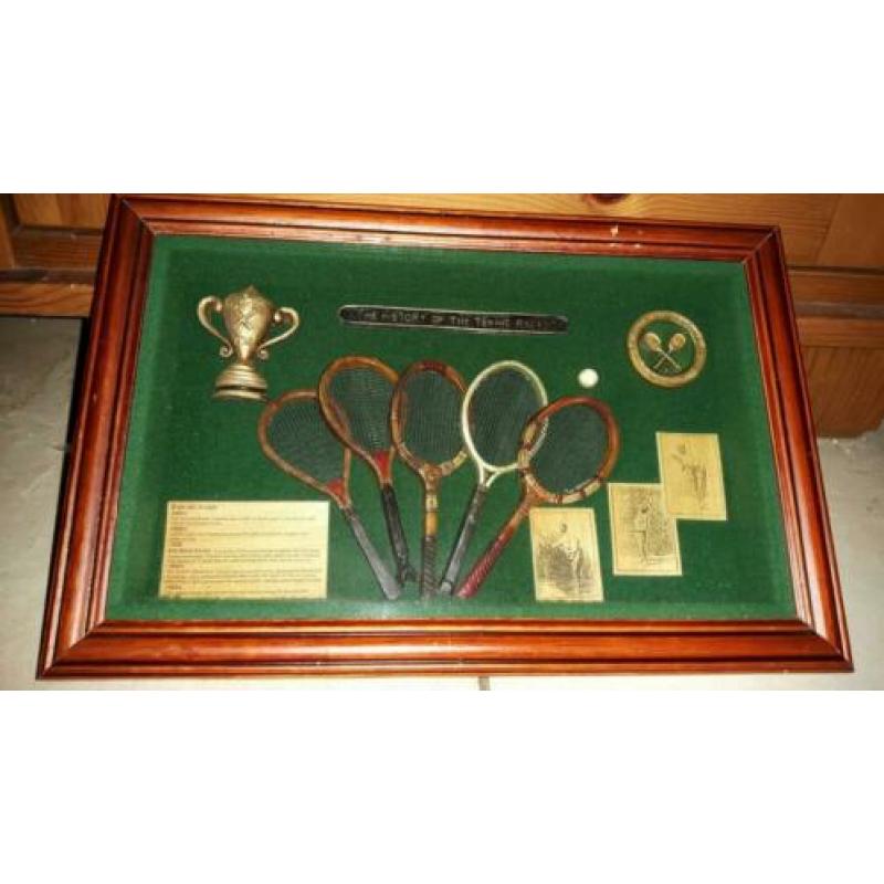 The history of the tennis racket vitrine uit jaren 50 retro