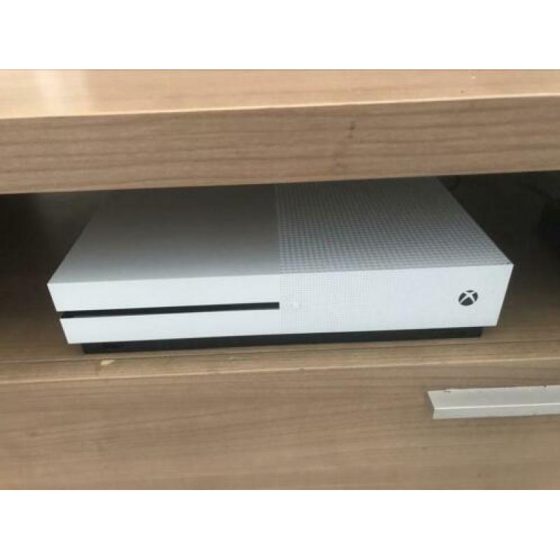 Xbox one s + 3 controllers + 18 games