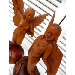 2 Indonesische houtsnijwerk beelden vrouw met vleugels
