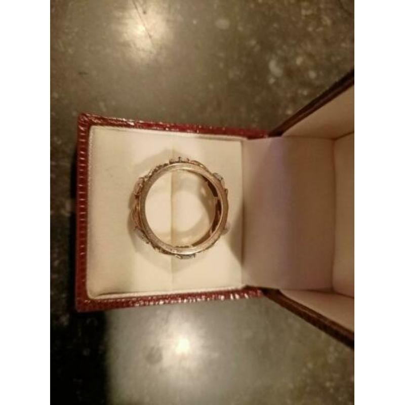 Gouden ring met kleine opalen