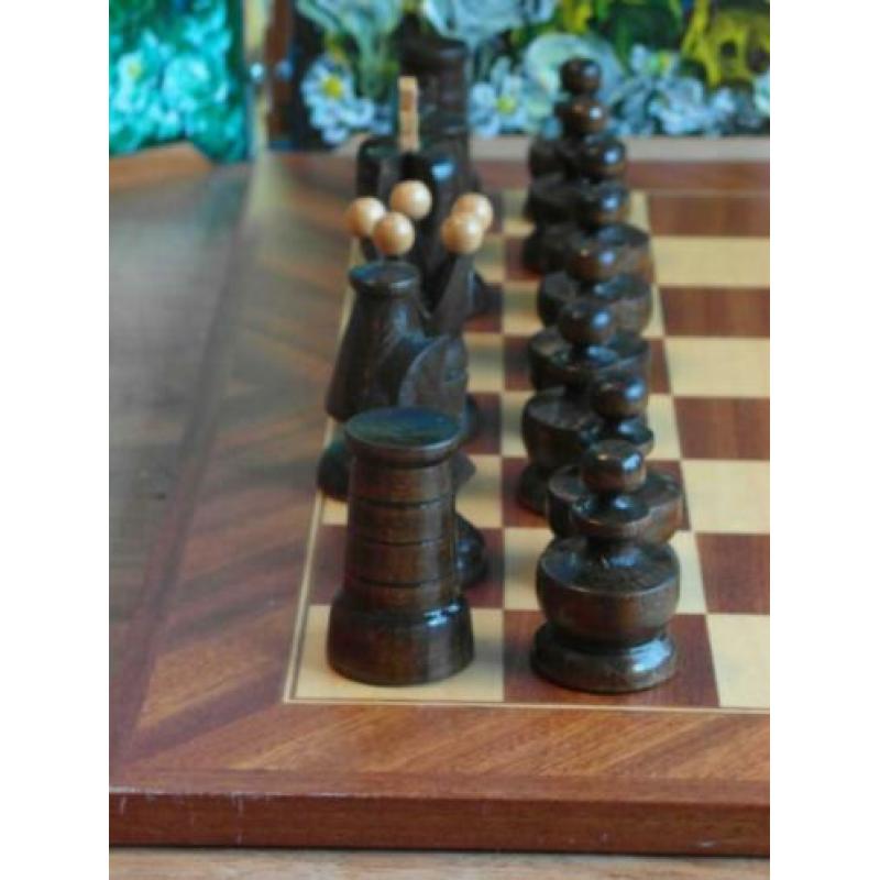 Vintage houten schaakbord met oude houten schaakstukken