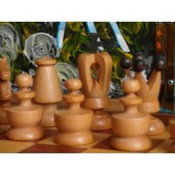 Vintage houten schaakbord met oude houten schaakstukken