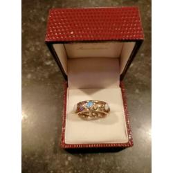Gouden ring met kleine opalen