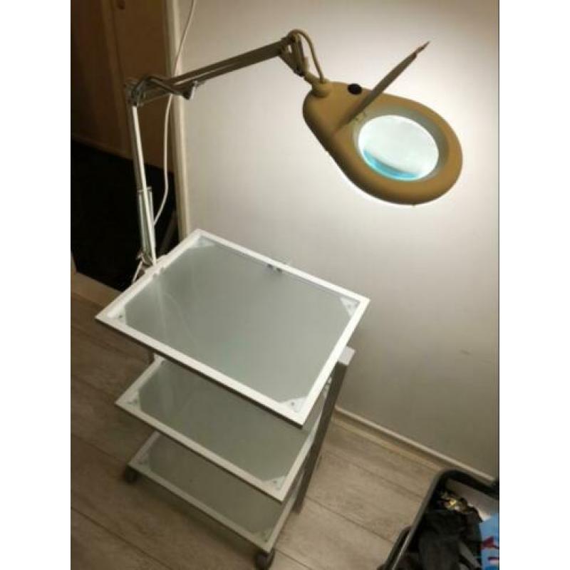 glazen instrumententafel - behandel tafel met loeplamp