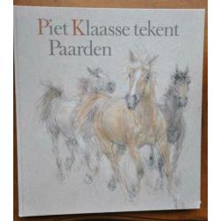 Piet Klaasse tekent paarden boek