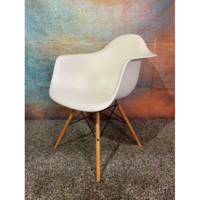 Vitra DAW Plastic Armchair wit, Charles en Ray Eames