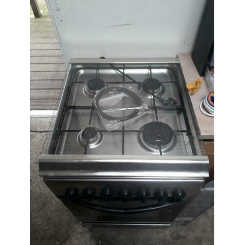 Indesit K3G11/0 gasfornuis met oven & grill