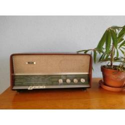 Super sixties/vintage radio uit 1960. Retro hout en groen FM