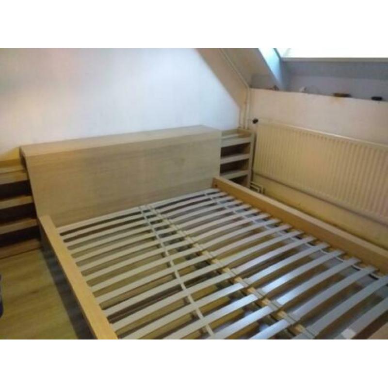 Ikea bed met uitschuifbare nachtkastjes en lattenbodems
