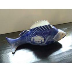 Een blauwe vis van aardewerk