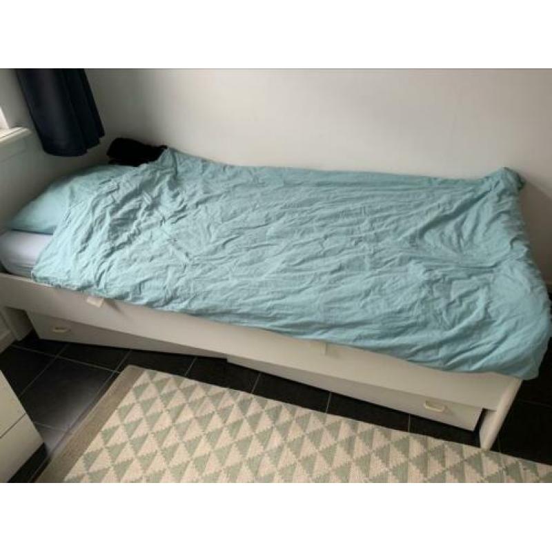 1 persoonsbed zonder matras met lades eronder