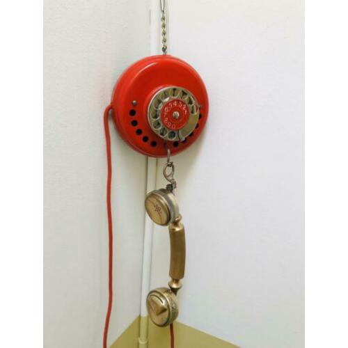 Ericsson huistelefoon uit 1949 rood en goudkleurig