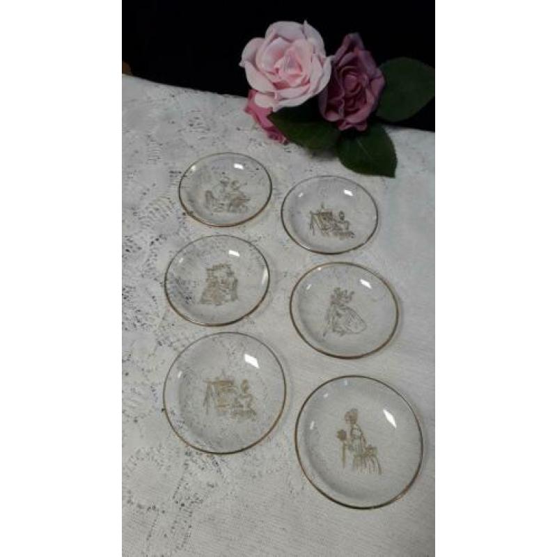 6 glazen theetips/bonbonschaaltjes met barok afbeelding