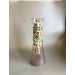 Antieke vaas met geemailleerde bloemen