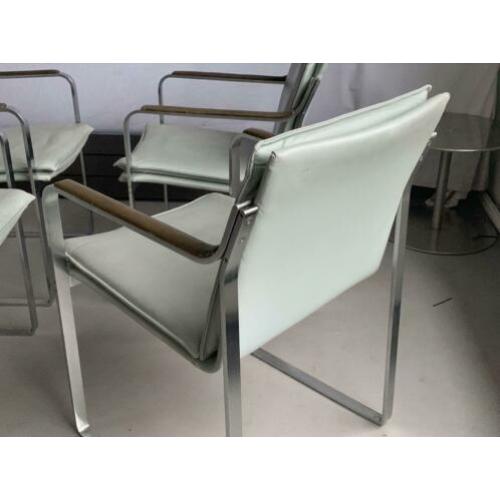 4 of 5 zware leren stoelen Knoll design eetkamer fauteuils