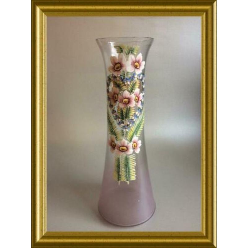 Antieke vaas met geemailleerde bloemen