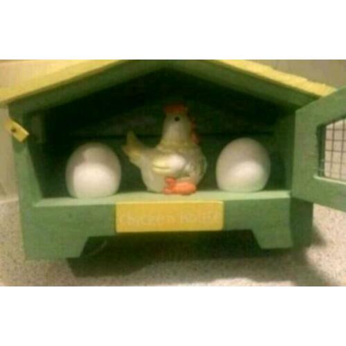Eierdop/ eierhouder in de vorm van een kippenren