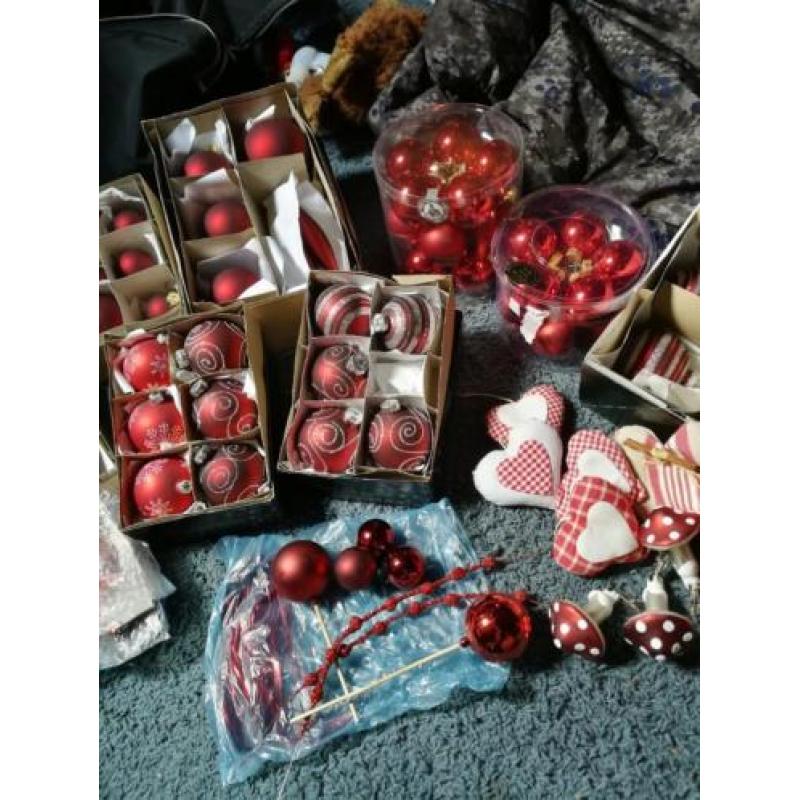 Rode kerstballen en decoratie