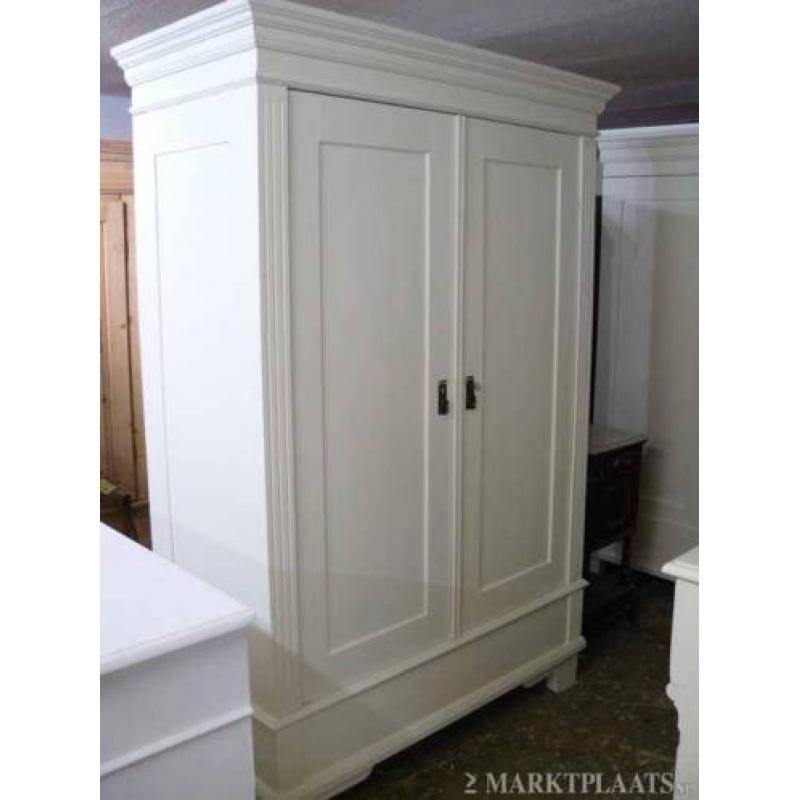 Witte houten kledingkasten ook te gebruiken als Kamerkast